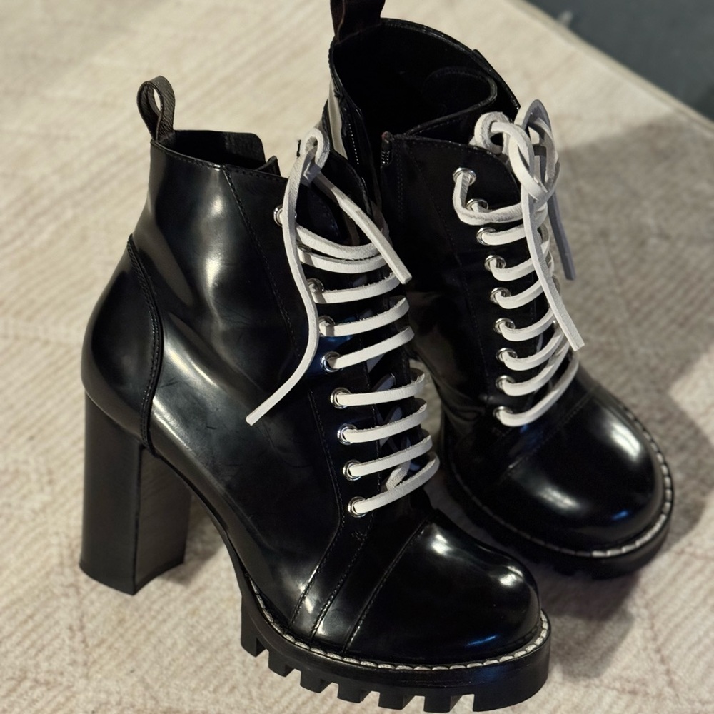 Louis Vuitton Star Trail Ankle Boot. - Like new!
